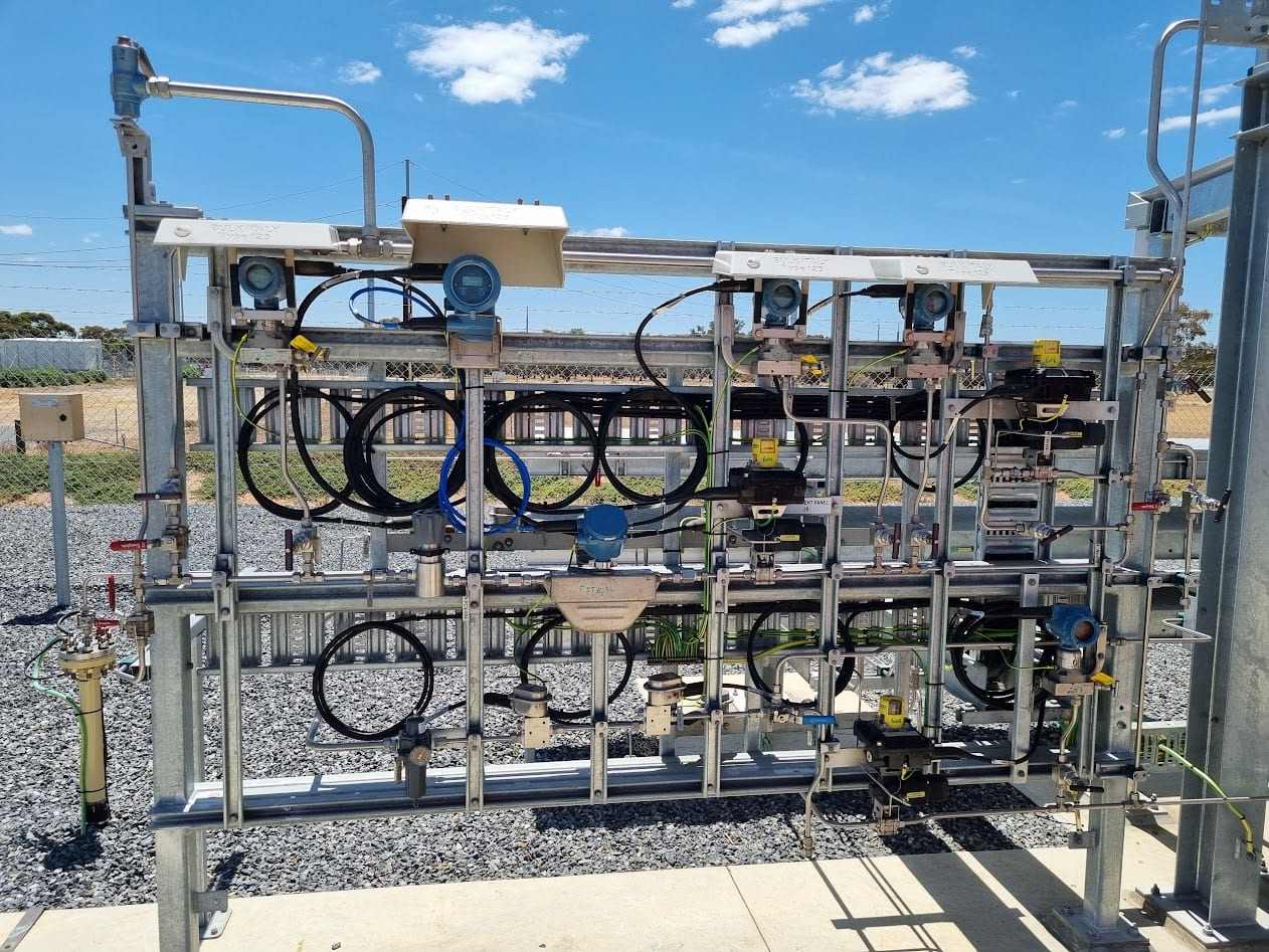 Outdoor instrument and analyser rack on an operating site