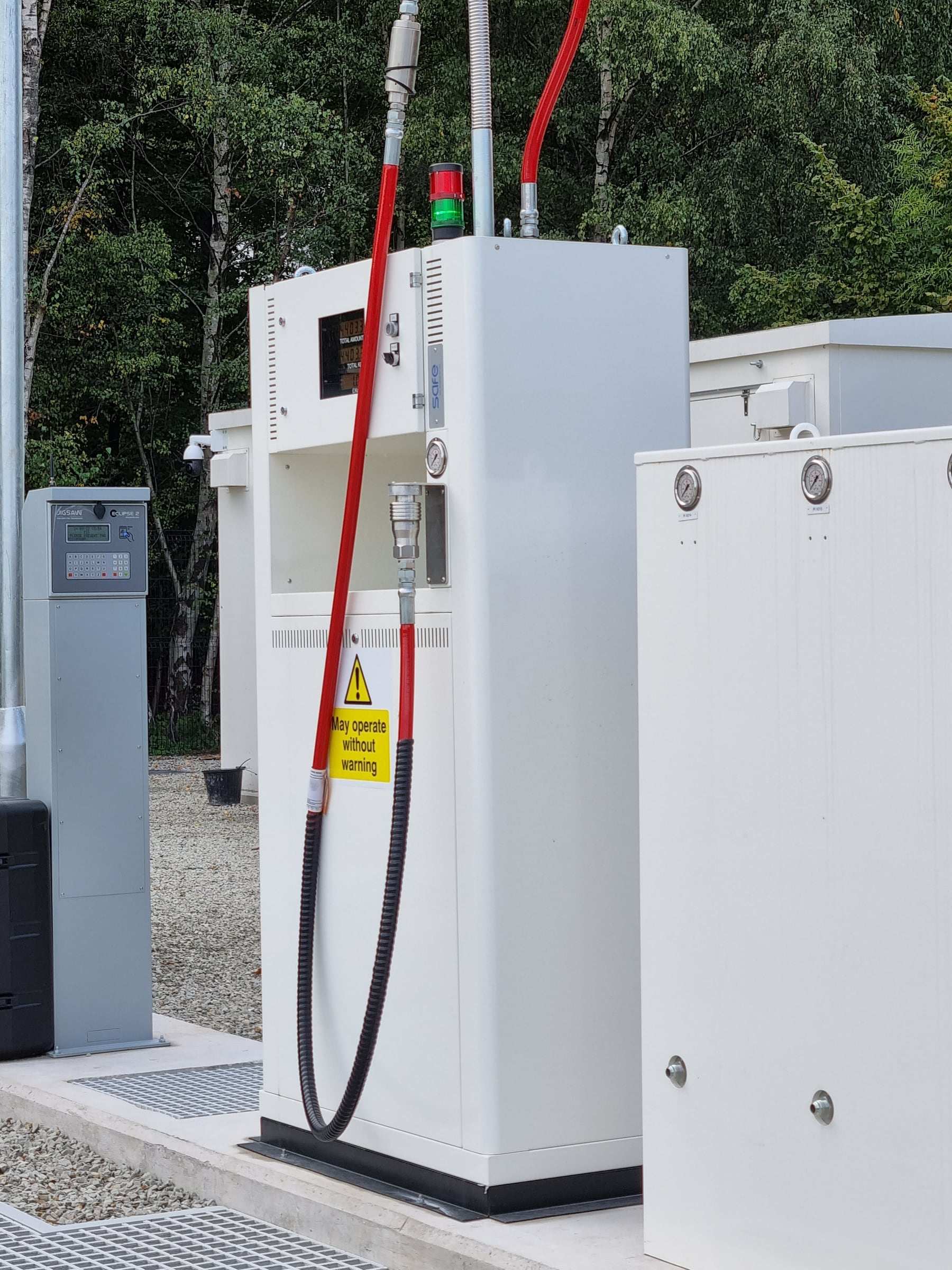 Hydrogen dispenser at a refuelling station