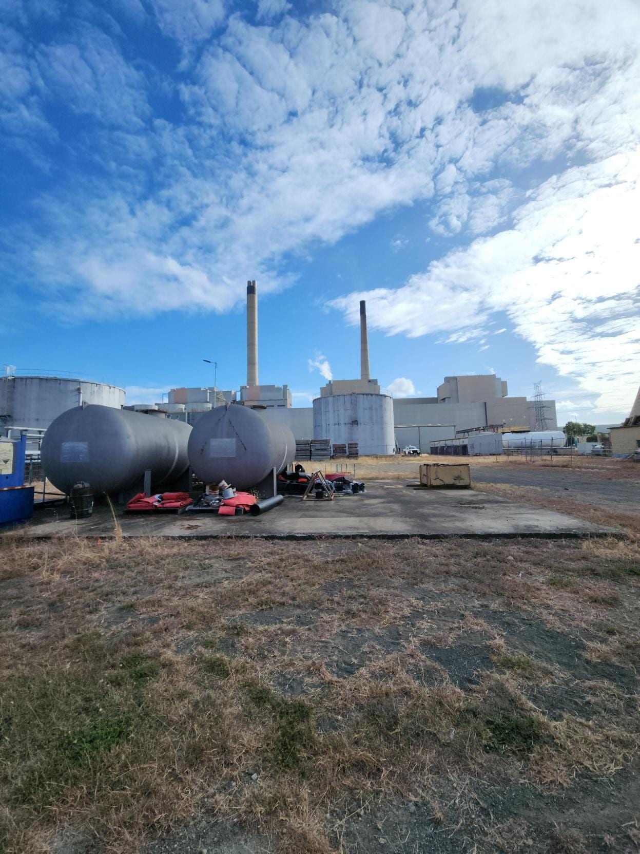 Pressurised gas storage vessels near a power station